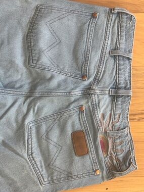 Wrangler embroidered sunburst 626 westward high rise boot 29/30